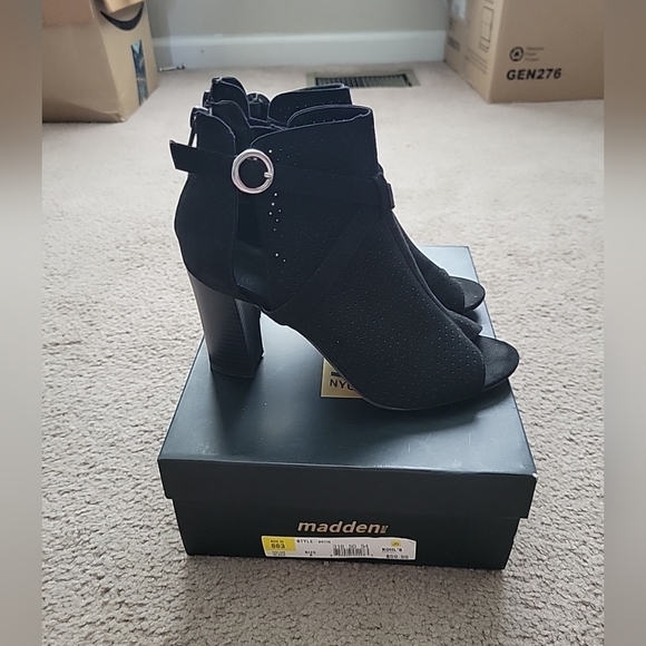 Madden Women's Bryin Peep Toe Heels - Picture 4 of 8